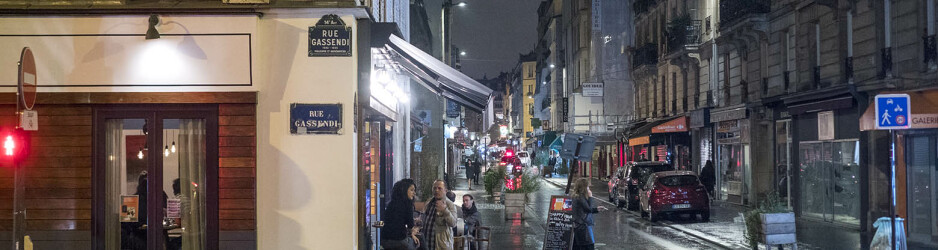 Midnatt på rue Daguerre i Paris. Det regnar och är kyligt, med franska mått. Endast rökarna sitter kvar på uteserveringen.
Olympus OM-D E-M1 II med zuiko 50 mm 1,2. 1/40 sec och bländare 1,8